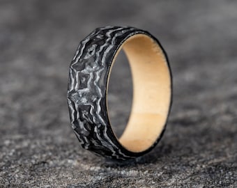 Ring van koolstofvezel in Damascus-stijl met een kern van natuurlijk grenenhout