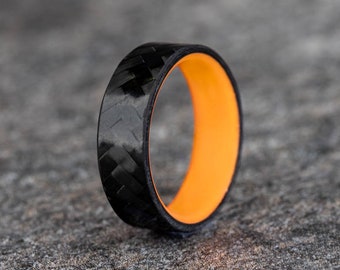 Diagonale carbon fiber ring met een oranje glow core