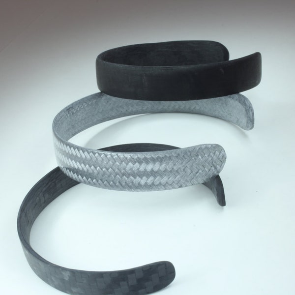 Bracelet de manchette en fibre de carbone pure diagonale.