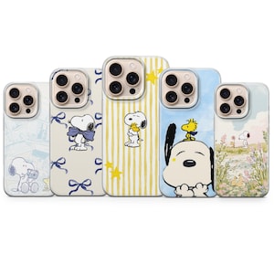 Op de afbeelding: Een verzameling van vijf telefoonhoesjes met Snoopy- en Woodstock-ontwerpen. De hoesjes tonen Snoopy in verschillende scènes, waaronder een met een camera en een met een strik. De hoesjes hebben een transparante rand en verschillende achtergrondkleuren.