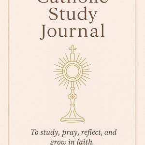 Pode incluir: Um diário de estudo católico bege com uma ilustração dourada de um ostensório. A capa inclui o texto "Catholic Study Journal" e a frase "To study, pray, reflect, and grow in faith."