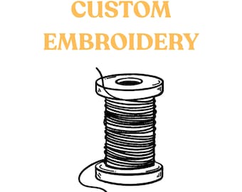 Könnte beinhalten: Eine schwarz-weiße Strichzeichnung einer Garnrolle mit einem herabhängenden Fadenende. Über der Garnrolle steht der Text CUSTOM EMBROIDERY in einer fetten, hellorangen serifenlosen Schrift auf einem weißen Hintergrund.