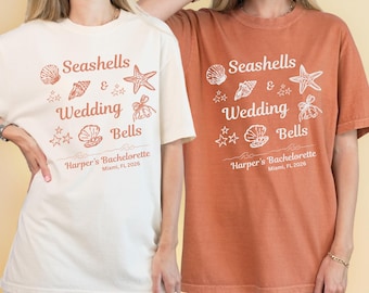 Muscheln & Hochzeitsglocken Strand Bachelorette Shirt, Küsten Bach T-Shirt, personalisierter Name Ort und Jahr, Komfort Farben Braut Top