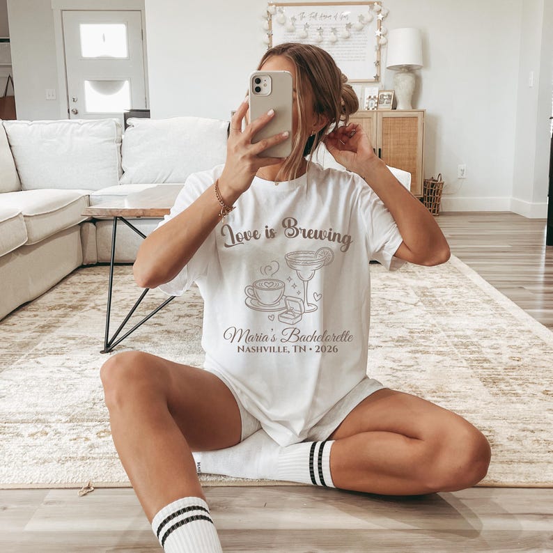 Camiseta de despedida de soltera "Love Is Brewing", camiseta personalizada para fiesta de despedida de soltera con temática de café, camiseta personalizada para la novia y las damas de honor, camisetas a juego para la despedida de soltera. imagen 1