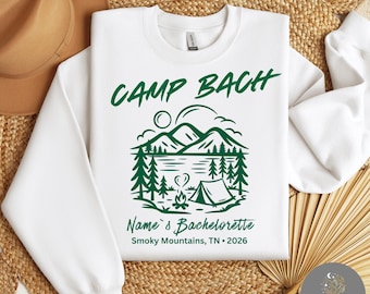 Camiseta de despedida de soltera en un campamento, camiseta para despedida de soltera en un campamento, camiseta para la novia para un viaje a una cabaña, ubicación con nombre personalizado, despedida de soltera en un lago de montaña, novia al aire libre