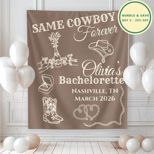 Può includere: Un banner in tessuto marrone con testo e illustrazioni bianche per un addio al nubilato. Il banner recita "Same Cowboy Forever" e "Olivia's Bachelorette" con luogo e data. Palloncini bianchi in primo piano.