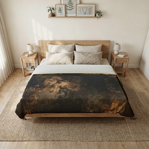 Könnte beinhalten: Eine dunkel getönte Bettdecke mit einem abstrakten Design in Braun-, Beige- und Schwarztönen. Die Bettwäsche liegt auf einem Holzrahmen, wodurch eine gemütliche und künstlerische Schlafzimmerästhetik entsteht. Die Bettdecke ist ein dekoratives Element für das Schlafzimmer.