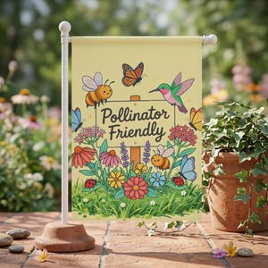 Puede incluir: Una bandera de jardín rectangular sobre un soporte de metal blanco con un fondo amarillo claro y el texto Pollinator Friendly. El diseño incluye un colibrí, dos abejas, dos mariposas, dos mariquitas y varias flores de jardín coloridas.