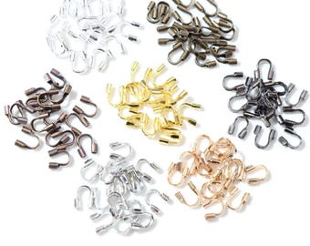 Puede incluir: Surtido de terminales de crimpado metálicos en varios colores, incluyendo plata, oro, bronce y oro rosa. Estos componentes para la fabricación de joyas tienen forma de U con un pequeño tubo para sujetar a cordones o cintas.