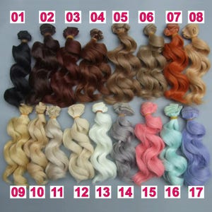 Può includere: Una collezione di extension per capelli ondulati in vari colori, tra cui nero, marrone, biondo e tonalità pastello. Ogni ciocca è numerata da 01 a 17, mostrando la gamma di tonalità disponibili per lo styling.