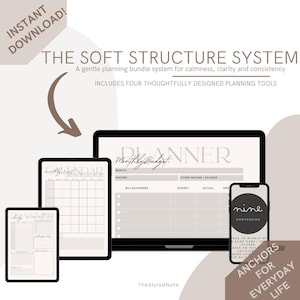 Peut inclure: Ensemble de planification numérique avec un ordinateur portable, des tablettes et un smartphone. L'écran affiche un calendrier, un budget mensuel et des pages de planification quotidienne. Le texte indique "The Soft Structure System".