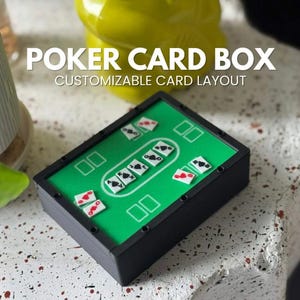 Peut inclure: Une boîte à cartes de poker rectangulaire noire avec une surface supérieure verte rappelant le feutre, ornée d'un motif de table de poker. De petites icônes de cartes à jouer blanches sont disposées sur le dessus. Texte POKER CARD BOX CUSTOMIZABLE CARD LAYOUT.