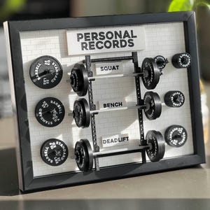 Tablero de récords personales de gimnasio personalizado / Rastreador de récords personales / Barra en miniatura para decoración de gimnasio en casa / Regalo de levantamiento de pesas, crossfit y levantamiento de potencia