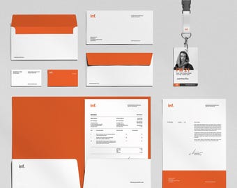 Puede incluir: Una maqueta de marca profesional con artículos de papelería en naranja y blanco. Incluye sobres, tarjetas de visita, una carpeta, un bloc de notas y un cordón con una tarjeta de identificación. La palabra "inf." se muestra.