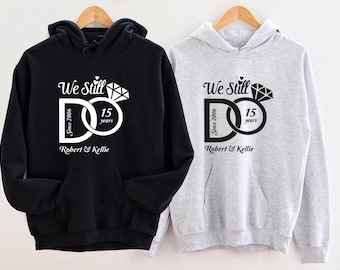 Camiseta personalizada de aniversario "Seguimos juntos" Regalo para parejas Sudadera con capucha con nombre personalizado