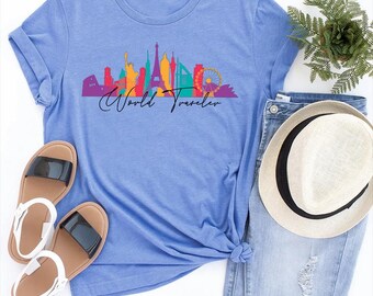 Camiseta Viajero del Mundo: Globo terráqueo con monumentos coloridos y espíritu aventurero.