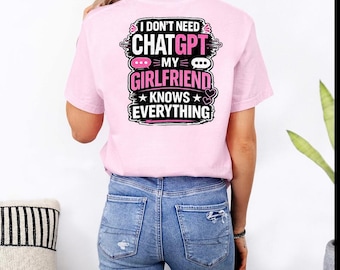 Camiseta "Mi novia lo sabe todo": Divertidos colores para sentirse cómoda en ChatGPT Tech Humor sarcástico