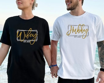 Camiseta Wifey Hubby: Camiseta personalizada a juego para parejas de luna de miel, de algodón y colores cómodos.
