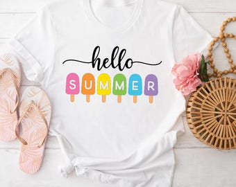Camiseta Hola Verano: Camiseta de vacaciones en la playa con estampado de helados de paleta de colores.