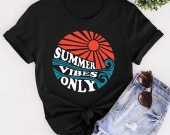 Solo vibraciones veraniegas: Camiseta retro con estampado de sol, playa y olas vintage.