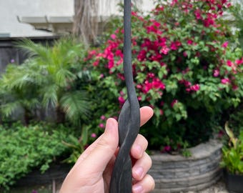 Vara serpentina, 28 cm, madera de secuoya ebonizada, aceitada.