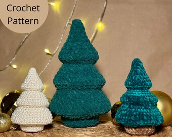 Könnte beinhalten: Drei handgefertigte gehäkelte Weihnachtsbäume in verschiedenen Größen und Farben. Einer ist cremefarben, die anderen beiden sind türkis. Die Bäume werden auf einer gewebten Matte mit goldenen Ornamenten und Lichterketten im Hintergrund ausgestellt. Der Text "PDF Crochet Pattern" befindet sich in einem Kreis.
