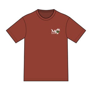Peut inclure: Un t-shirt de couleur rouille avec un petit logo sur le côté supérieur gauche de la poitrine. Le logo comprend les lettres "MC" dans une police stylisée, avec le mot "FARMS" en dessous. Un motif de branche d'olivier vert est incorporé dans le logo.