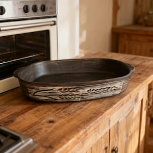 Handgjord ugnsform i keramik, rustik glasyr, snidad blomsterdesign, 42 x 27 cm