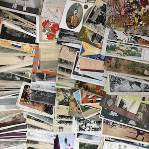 以下が含まれることがあります： 黒い持ち手と「But First, Coffee」のテキストが黒い太字で書かれた白いセラミックマグ。マグは白い表面に置かれています。マグの高さは約10cmです。