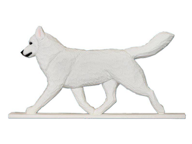 Pu&ograve; includere: Figurina di legno bianco di un cane husky che cammina. La figurina &egrave; su una base bianca.
