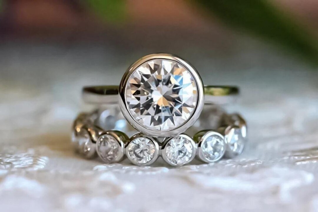 Round Cut Bezel Set Moissanite Engagement Ring, 14K Gold Ring Set Bezel ...