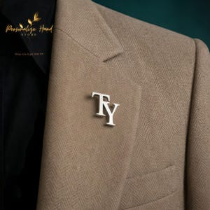 Op de afbeelding: Een set van drie keramische nestkommen in blauwe, groene en witte tinten. De kommen hebben een gespikkelde glazuur en een eenvoudig, modern ontwerp. De grootste kom heeft een diameter van ongeveer 18 cm.