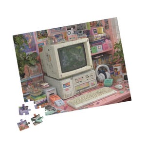 Puede incluir: Una configuración de computadora vintage con un monitor y teclado color crema, un ratón blanco y auriculares. El escritorio rosa está desordenado con varios elementos, incluidos libros, plantas y pequeños objetos decorativos. Un rompecabezas parcialmente ensamblado está en primer plano.