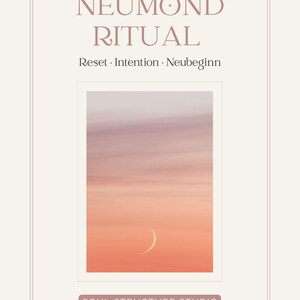 Könnte beinhalten: Digitaler Kunstdruck mit sanften Pastellfarben. Das Bild zeigt einen Farbverlauf von Rosa und Orange, mit einem Halbmond im unteren Bereich. Der Text lautet "NEUMOND RITUAL" und "Reset · Intention · Neubeginn".