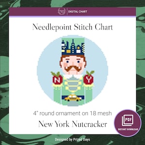 Puede incluir: Gráfico digital para un proyecto de punto de aguja. El diseño presenta una ilustración pixelada de un soldado Cascanueces de Nueva York en verde y dorado, sosteniendo manzanas. El texto dice "Needlepoint Stitch Chart" y "New York Nutcracker". El adorno mide 10,16 cm de diámetro.