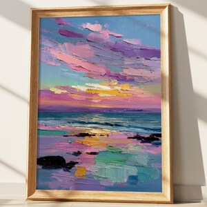 Pode incluir: Pintura a óleo de um pôr do sol sobre o oceano, emoldurada em madeira clara. O céu é preenchido com nuvens rosa, roxas e amarelas. O oceano reflete as cores do céu, com tons de azul, roxo e verde. A pintura tem um estilo impressionista texturizado.