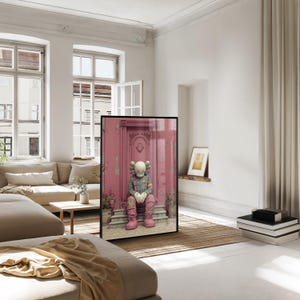 Roze urban pop-artprint met een KAWS-achtig Companion-figuur op een trap met een verweerde muurachtergrond. Modern streetart-decor. afbeelding 6