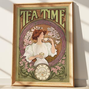 Puede incluir: Una impresión artística enmarcada de estilo Art Nouveau que muestra a una mujer tomando té, rodeada de elementos florales. La obra de arte utiliza verdes, rosas y marrones. Las palabras "TEA TIME" están en la parte superior de la impresión.