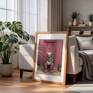 Roze urban pop-artprint met een KAWS-achtig Companion-figuur op een trap met een verweerde muurachtergrond. Modern streetart-decor. afbeelding 2