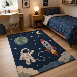 以下が含まれることがあります： 宇宙をテーマにした紺色の子供用ラグ。宇宙飛行士、ロケット、三日月、星、地球の描写が特徴です。子供部屋用にデザインされており、部屋の装飾に遊び心のあるタッチを加えます。