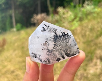 Unieke natuurlijke vrije vorm dendritisch kwarts, met de hand gesneden steen, kristalcadeau, woondecoratie