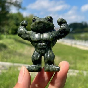 Natural Serpentine Bodybuilding Frog Carving,Crystal Fitness Frog,Home Decor, Gift