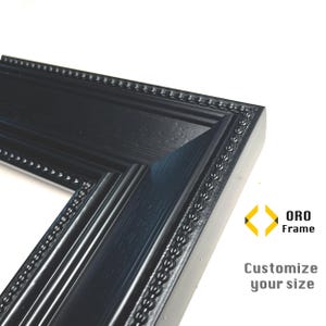 Peut inclure: Gros plan sur un coin de cadre photo noir. Le cadre présente un bord perlé et un design texturé détaillé. Le texte "ORO Frame" et "Customize your size" sont visibles.