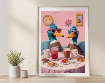 Arte mural Funky Ducks Cafe / Póster imprimible retro peculiar / Ilustración divertida de pato / Decoración estética rosa pastel / Obra de arte moderna y audaz