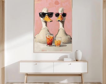Arte de pared Funky Ducks Cafe / Póster imprimible retro peculiar / Ilustración de pato adorable / Decoración rosa pastel / Impresión artística de animales divertidos
