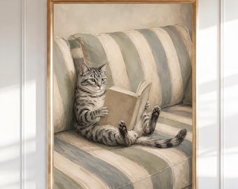 Väggkonst med katt som läser en bok, rolig tabbykatt på soffan, nyckfull djurmålning, present till bokälskare, mysig läshörnsdekor