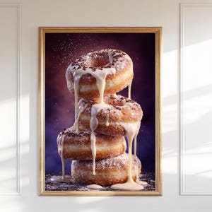 Puede incluir: Impresión enmarcada que presenta una pila de cuatro donuts glaseados. Los donuts son de color marrón dorado con glaseado blanco goteando por los lados. Chispas de chocolate y azúcar en polvo añaden textura.