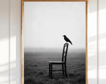 Schwarze Krähe auf Vintage Stuhl Wandkunst, Surreal Gothic Fotografie Druck, Schwarz-Weiß-Rabe im Feld, Moody Minimalist Decor