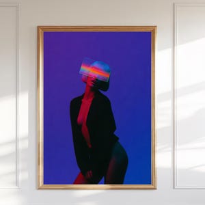 Può includere: Stampa artistica incorniciata. Una persona con un rettangolo color arcobaleno sugli occhi, indossa una giacca nera su uno sfondo sfumato blu e viola. L'opera d'arte è esposta in una cornice dorata.