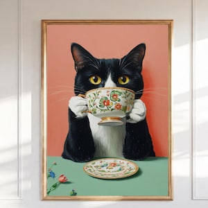 Puede incluir: Impresión artística enmarcada de un gato blanco y negro bebiendo de una taza de té floral. Un platillo a juego está sobre una superficie verde. El fondo es de color melocotón suave.